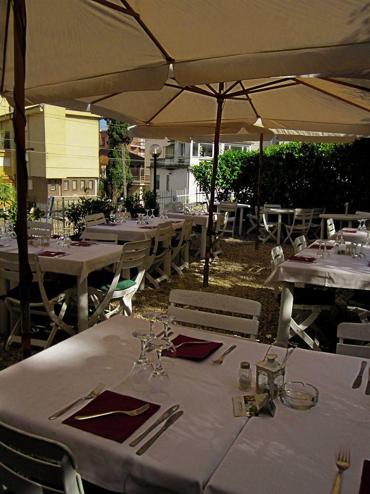 Hotel Ristorante Il Caminetto Diano Marina Bagian luar foto