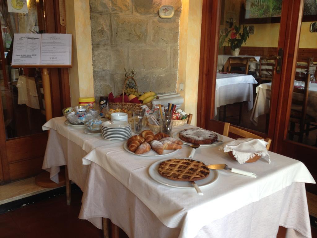 Hotel Ristorante Il Caminetto Diano Marina Bagian luar foto